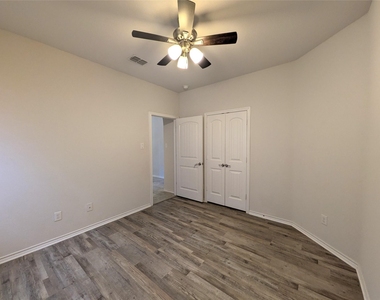 2424 Clay Creek Lane - Photo Thumbnail 27