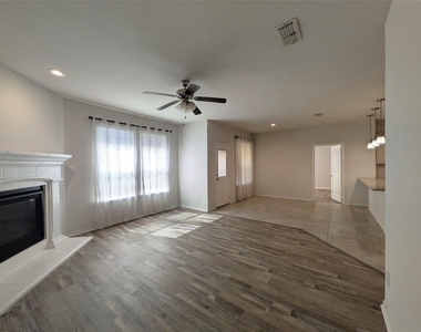 2424 Clay Creek Lane - Photo Thumbnail 11