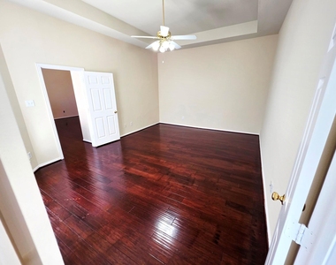 3205 Hamlett Lane - Photo Thumbnail 11