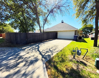 3205 Hamlett Lane - Photo Thumbnail 4