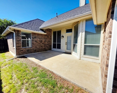 3205 Hamlett Lane - Photo Thumbnail 2