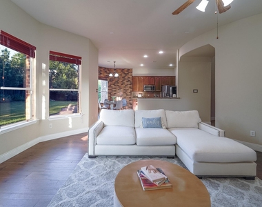 924 Brentwood Drive - Photo Thumbnail 2