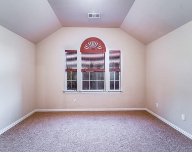 924 Brentwood Drive - Photo Thumbnail 30