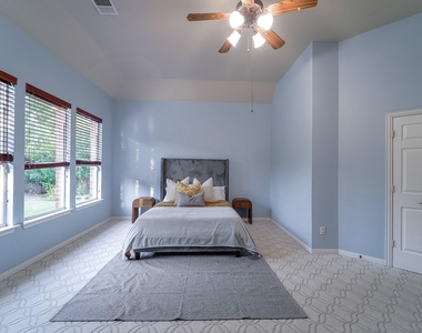 924 Brentwood Drive - Photo Thumbnail 4