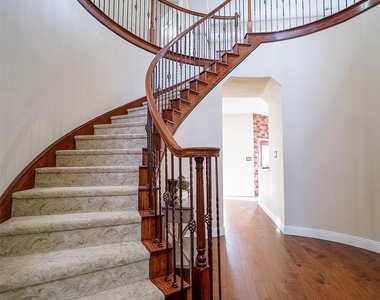 924 Brentwood Drive - Photo Thumbnail 10