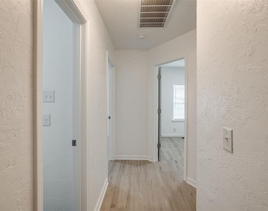 221 W Wayne Street - Photo Thumbnail 18
