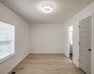 221 W Wayne Street - Photo Thumbnail 21