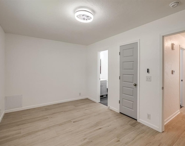 221 W Wayne Street - Photo Thumbnail 22