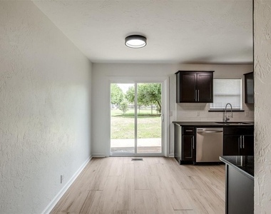 221 W Wayne Street - Photo Thumbnail 11
