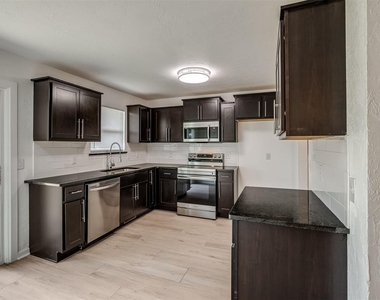 221 W Wayne Street - Photo Thumbnail 13