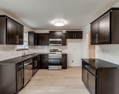 221 W Wayne Street - Photo Thumbnail 14