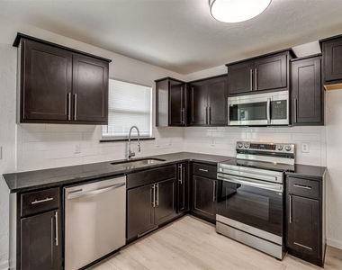 221 W Wayne Street - Photo Thumbnail 16