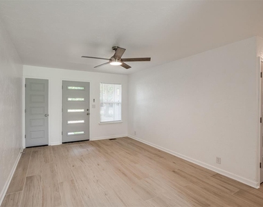 221 W Wayne Street - Photo Thumbnail 9