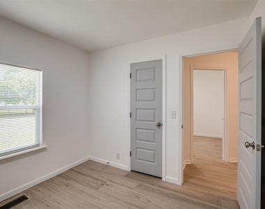 221 W Wayne Street - Photo Thumbnail 34