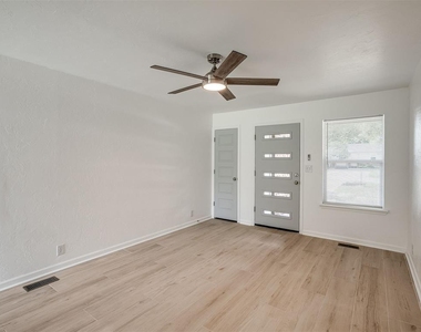221 W Wayne Street - Photo Thumbnail 10