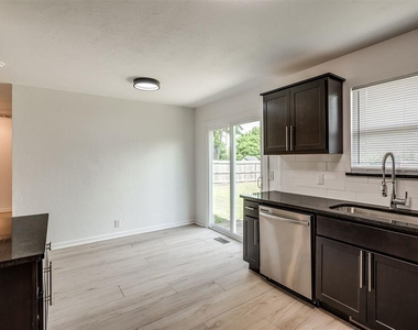 221 W Wayne Street - Photo Thumbnail 17