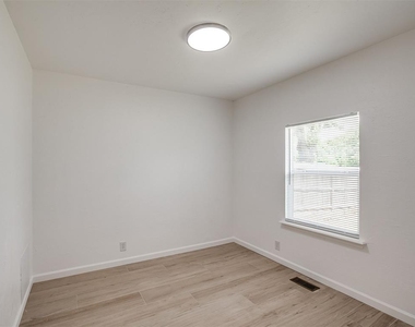 221 W Wayne Street - Photo Thumbnail 32