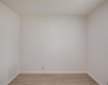 221 W Wayne Street - Photo Thumbnail 33