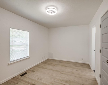 221 W Wayne Street - Photo Thumbnail 20