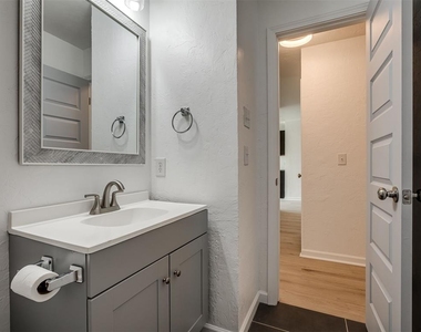 221 W Wayne Street - Photo Thumbnail 36