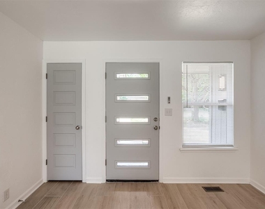 221 W Wayne Street - Photo Thumbnail 4