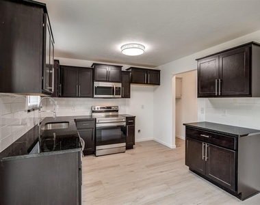 221 W Wayne Street - Photo Thumbnail 15