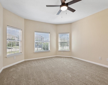 5055 Royal Springs Drive - Photo Thumbnail 4
