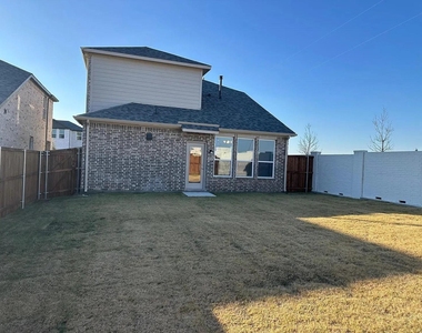 3124 Lucia Way - Photo Thumbnail 2