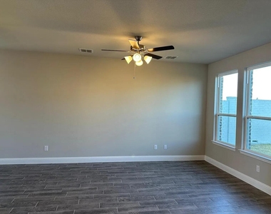3124 Lucia Way - Photo Thumbnail 5