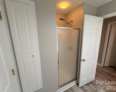 547 Southeast Drive - Photo Thumbnail 6