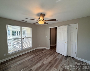 547 Southeast Drive - Photo Thumbnail 2