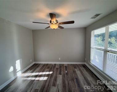 547 Southeast Drive - Photo Thumbnail 1