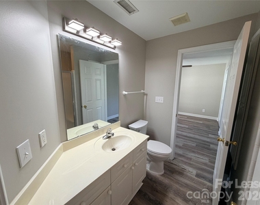 547 Southeast Drive - Photo Thumbnail 5