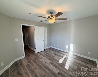 547 Southeast Drive - Photo Thumbnail 3