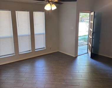 111 Glade Shadow Drive - Photo Thumbnail 5