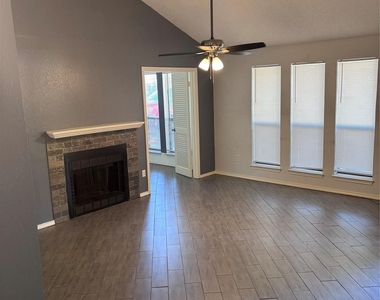 111 Glade Shadow Drive - Photo Thumbnail 12