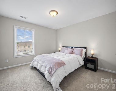 979 Pennington Drive - Photo Thumbnail 24