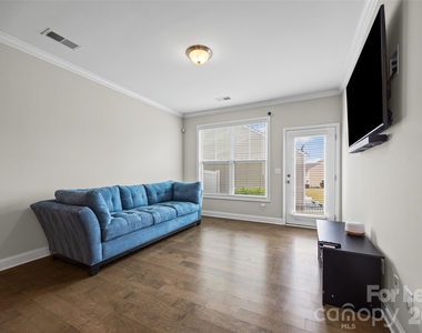 979 Pennington Drive - Photo Thumbnail 4