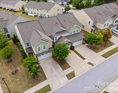 979 Pennington Drive - Photo Thumbnail 34