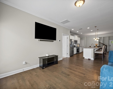 979 Pennington Drive - Photo Thumbnail 7