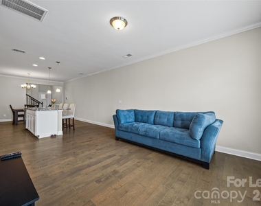 979 Pennington Drive - Photo Thumbnail 3
