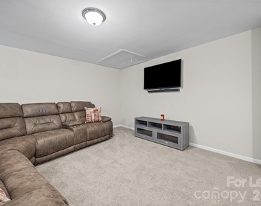 979 Pennington Drive - Photo Thumbnail 18