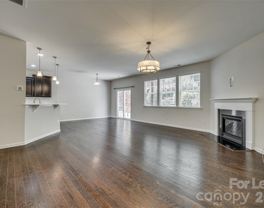 910 Ashton Oak Court - Photo Thumbnail 16