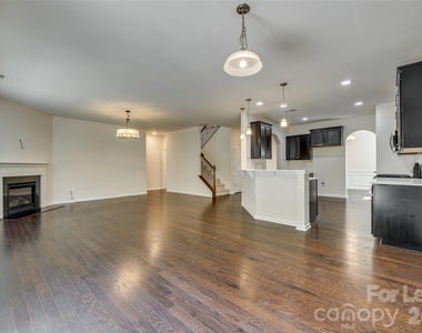 910 Ashton Oak Court - Photo Thumbnail 15