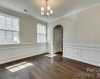 910 Ashton Oak Court - Photo Thumbnail 7