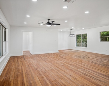 9946 Kilarney Drive - Photo Thumbnail 3