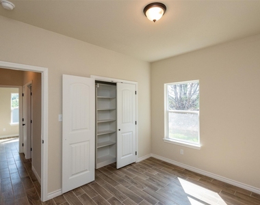 2212 Steepleridge Circle - Photo Thumbnail 3
