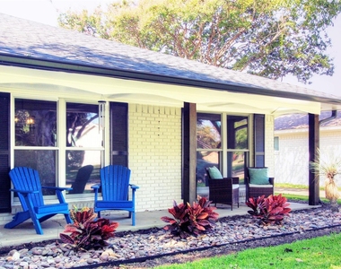 3230 Camelot Drive - Photo Thumbnail 4