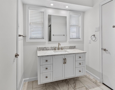 3230 Camelot Drive - Photo Thumbnail 13