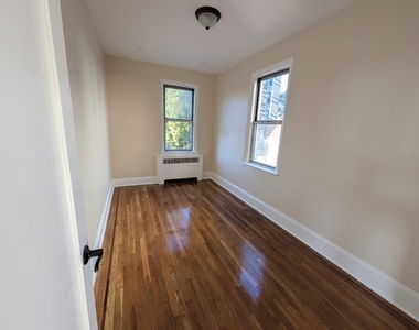 3008 Roberts Avenue - Photo Thumbnail 4